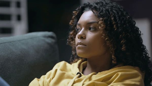 Jonge vrouw in gedachten